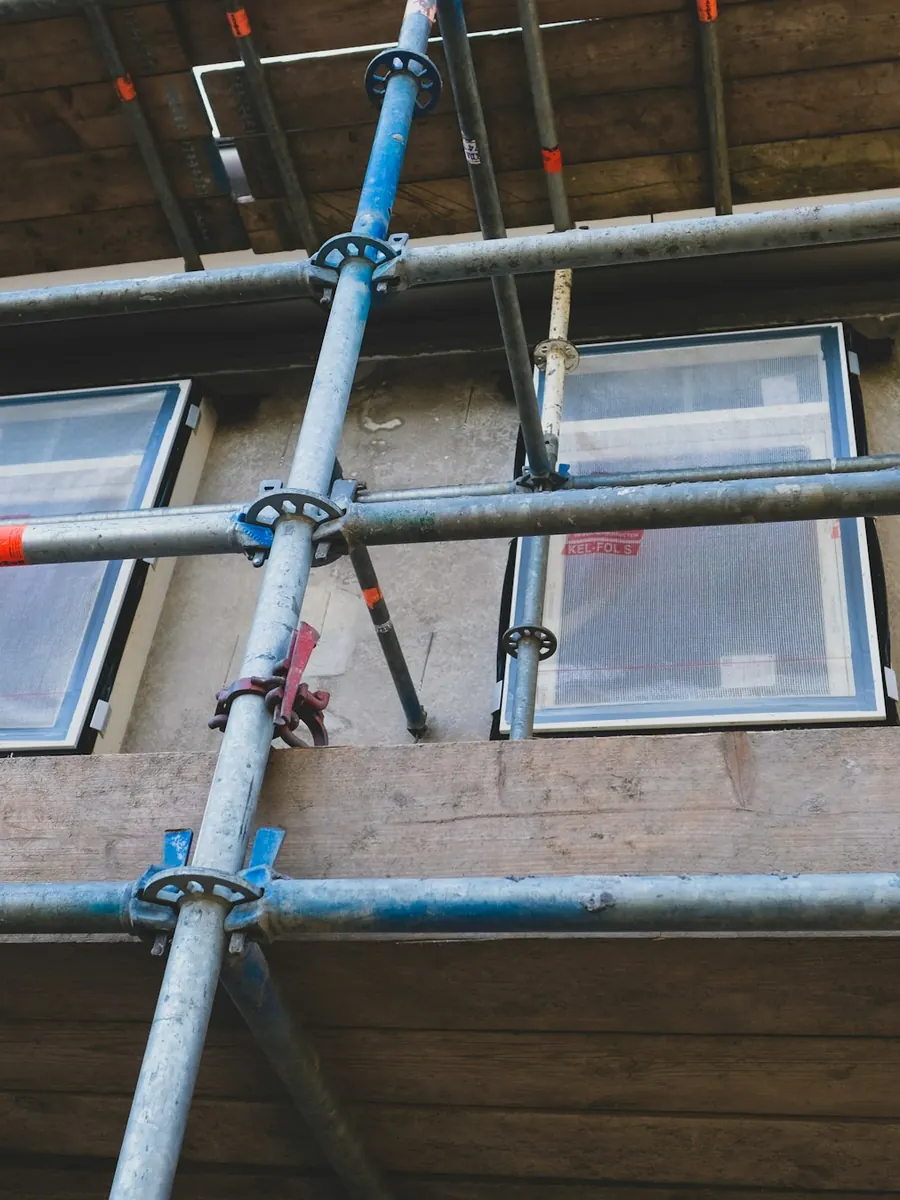Ventanas nuevas instaladas en fachada protegida por andamio