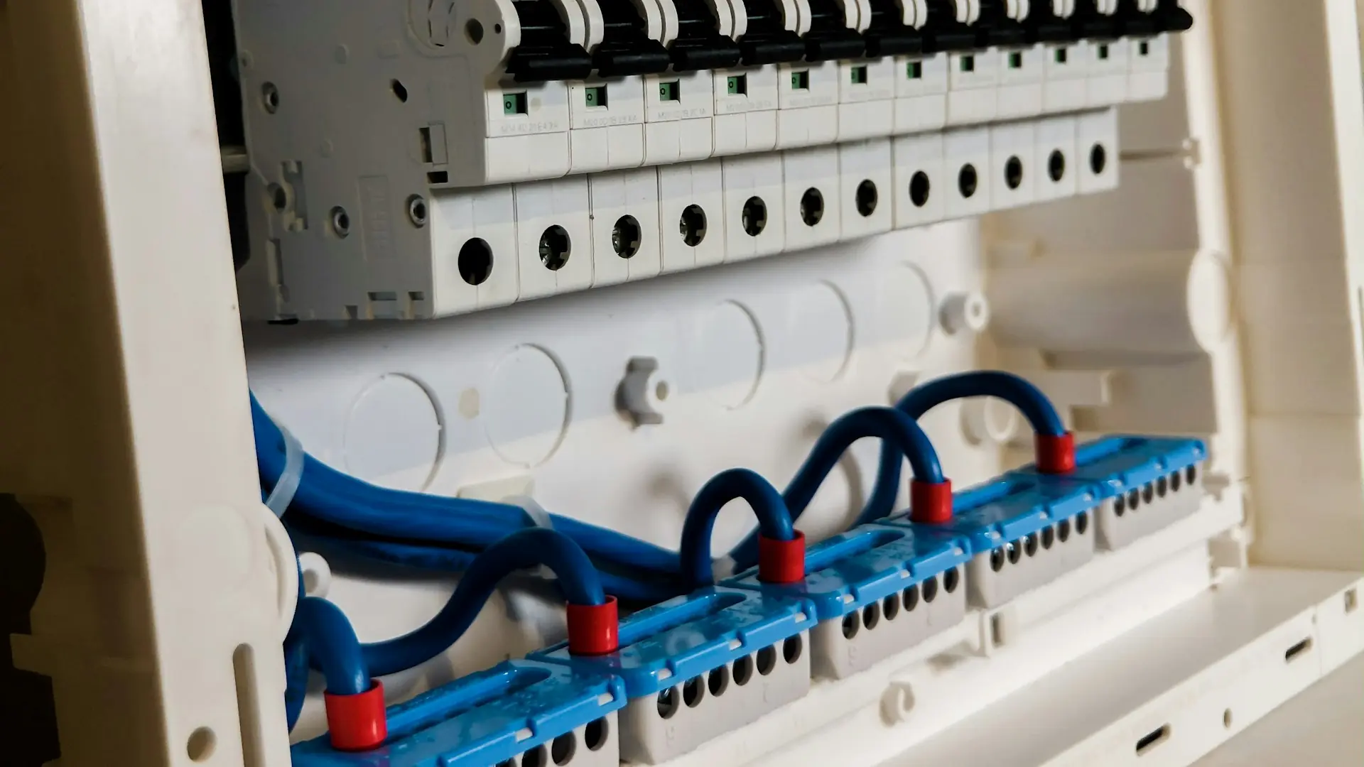 Interruptores automáticos en un cuadro eléctrico
