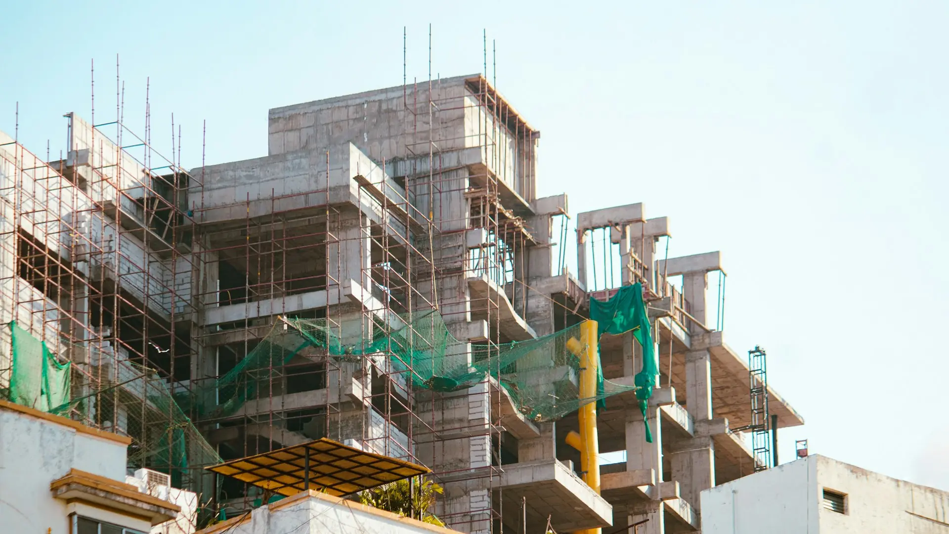 Edificio en construcción con andamios en fachada