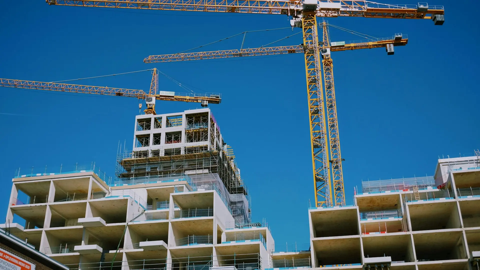 Grúas torre sobre un edificio residencial en construcción