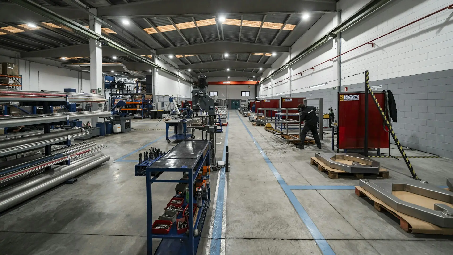 Interior de una nave industrial con maquinaria e instalaciones