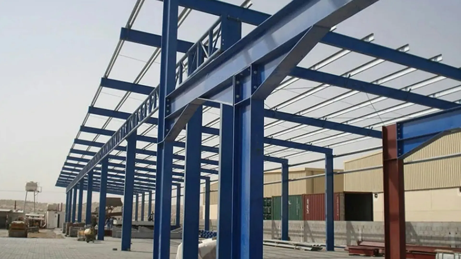 Estructura metálica de pórticos de acero azul en nave industrial