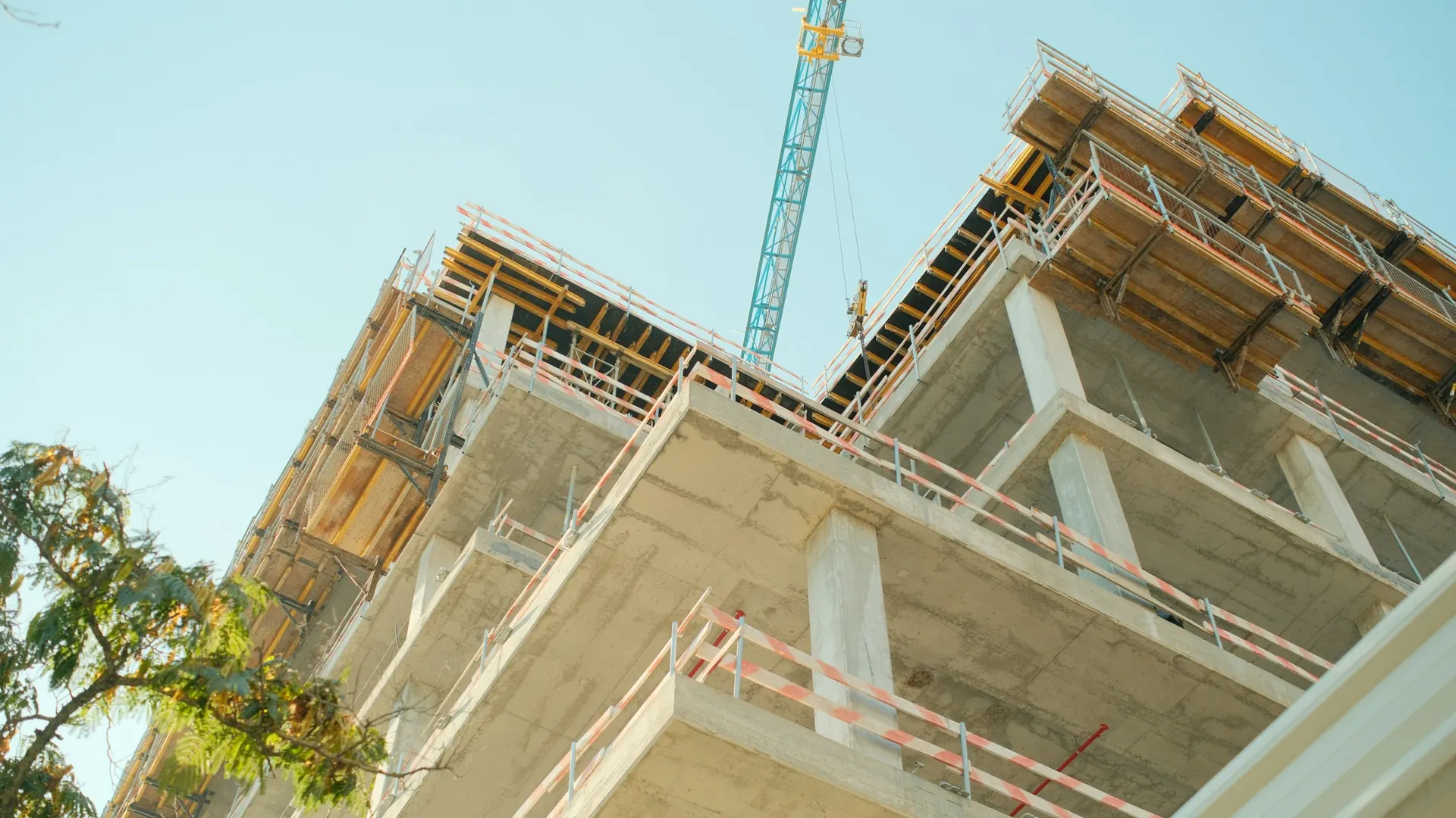 Estructura de hormigón de edificio residencial en construcción con grúa torre