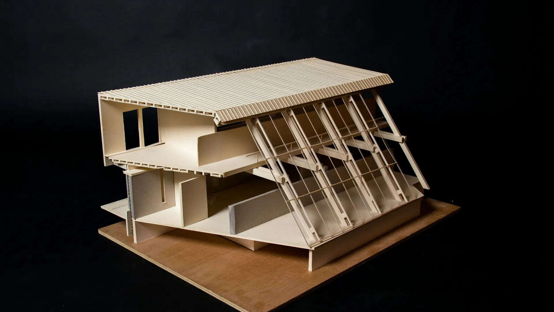 Maqueta arquitectónica de madera de un edificio en sección