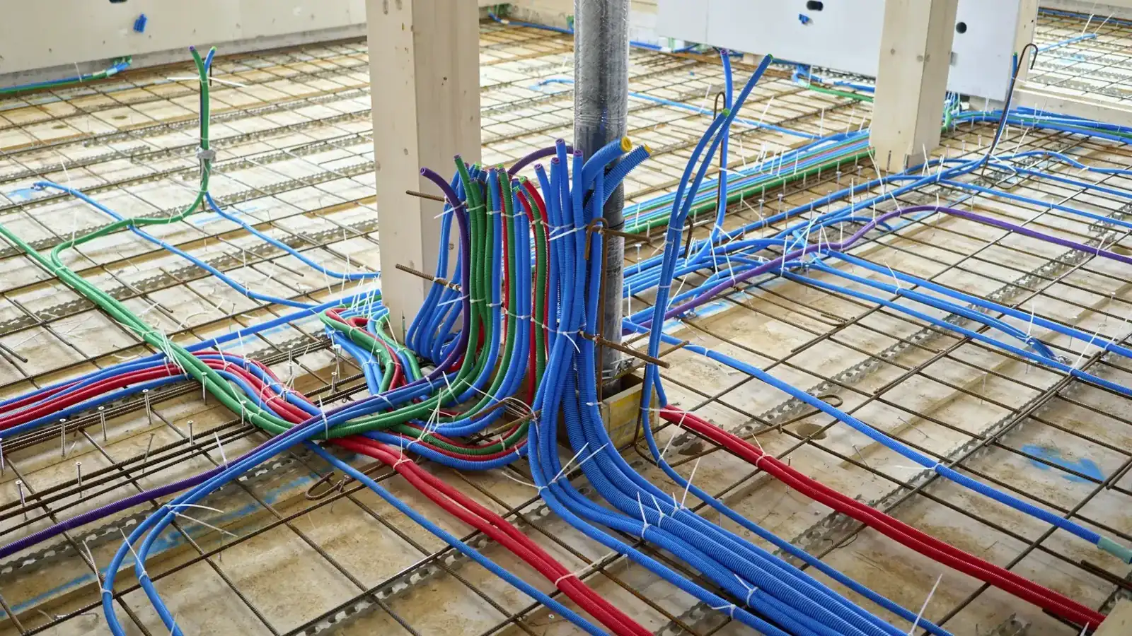 Tuberías y canalizaciones de instalaciones sobre el forjado antes del pavimento