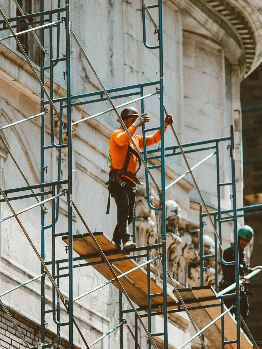 Rehabilitación de un edificio de piedra con andamio y carpinterías nuevas